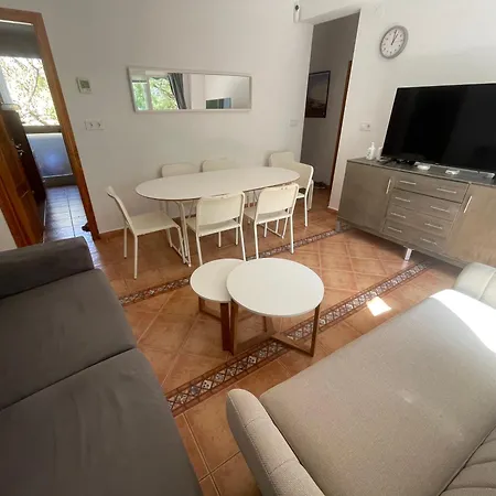 Beautiful 3 Bedrooms, 2 Baths, Balcony, 아파트 *