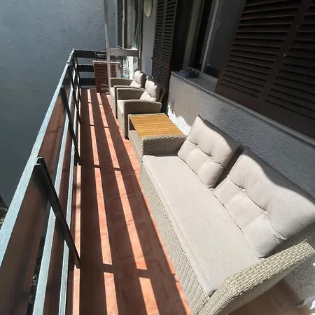 Beautiful 3 Bedrooms, 2 Baths, Balcony, 아파트 *