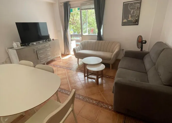 Beautiful 3 Bedrooms, 2 Baths, Balcony, 아파트 푸엔히롤라