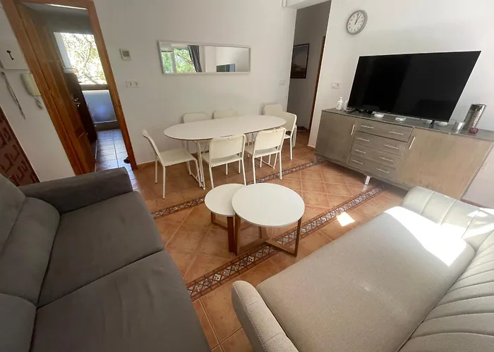 Beautiful 3 Bedrooms, 2 Baths, Balcony, 아파트 *