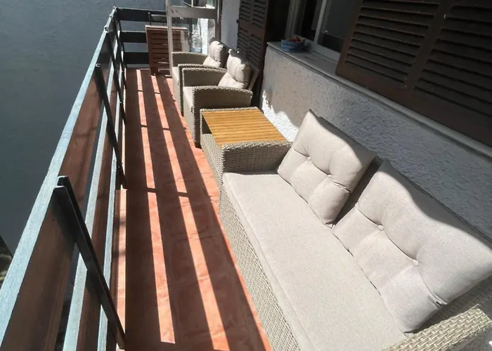 Beautiful 3 Bedrooms, 2 Baths, Balcony, 아파트 *